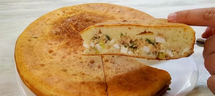 Швидкий заливний пиріг із рибою (рибними консервами)