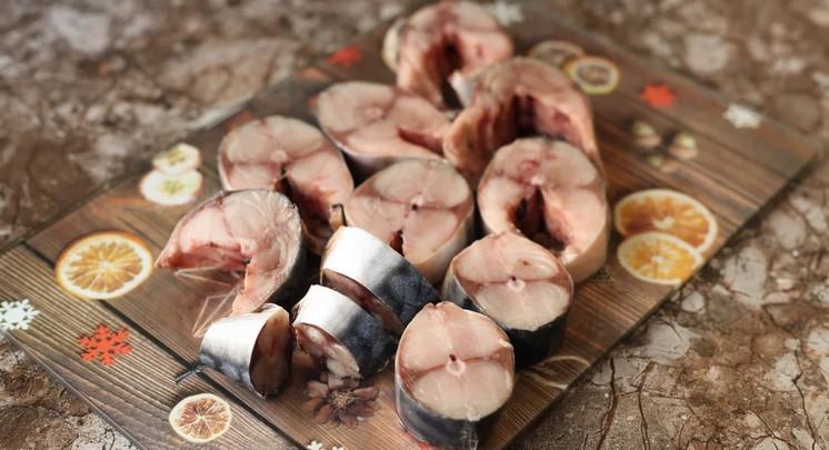 Навчили готувати малосолену скумбрію прямо на тарілці: без жодного оцту, води та цукру