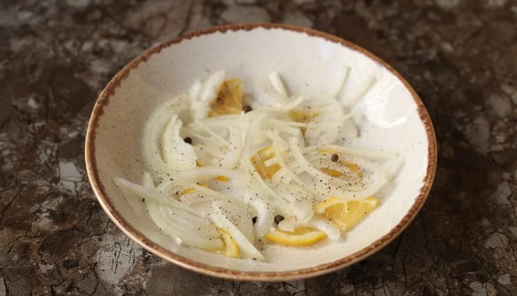 Навчили готувати малосолену скумбрію прямо на тарілці: без жодного оцту, води та цукру