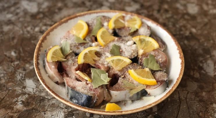 Навчили готувати малосолену скумбрію прямо на тарілці: без жодного оцту, води та цукру