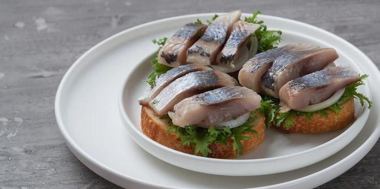 Як смачно засолити оселедець в домашніх умовах