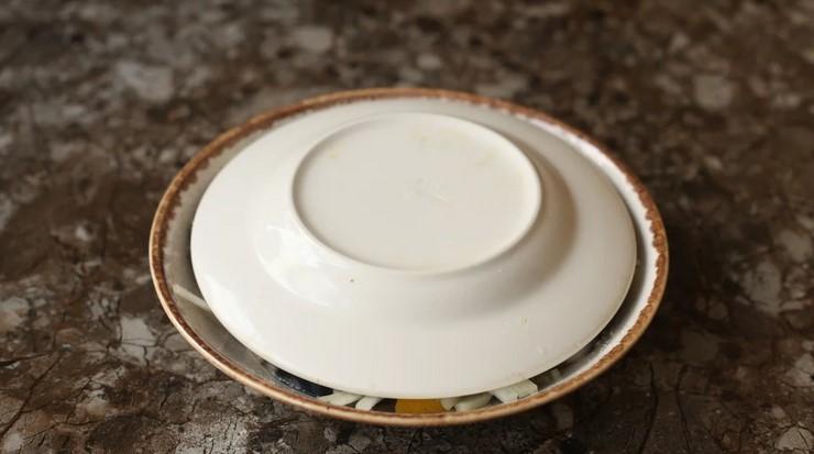 Навчили готувати малосолену скумбрію прямо на тарілці: без жодного оцту, води та цукру