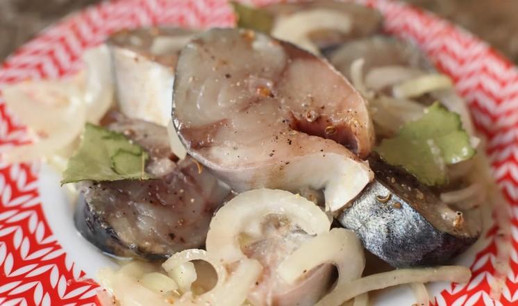 Навчили готувати малосолену скумбрію прямо на тарілці: без жодного оцту, води та цукру