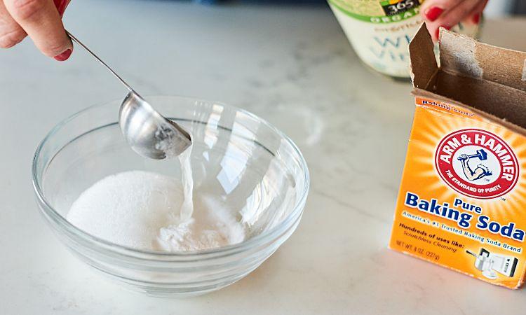 Чистимо духовку сумішшю соди та оцту: нагар відходить сам і внутрішня поверхня блищить вже через 45 хвилин