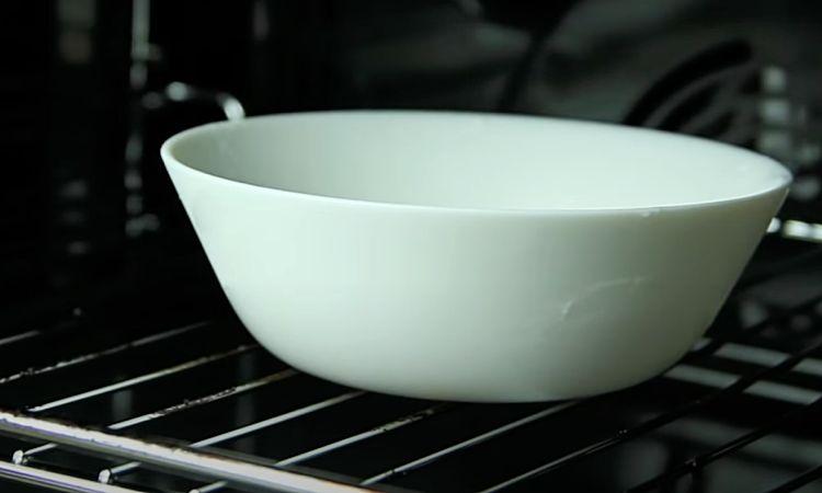 Чистимо духовку сумішшю соди та оцту: нагар відходить сам і внутрішня поверхня блищить вже через 45 хвилин