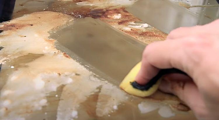 Чистимо духовку сумішшю соди та оцту: нагар відходить сам і внутрішня поверхня блищить вже через 45 хвилин