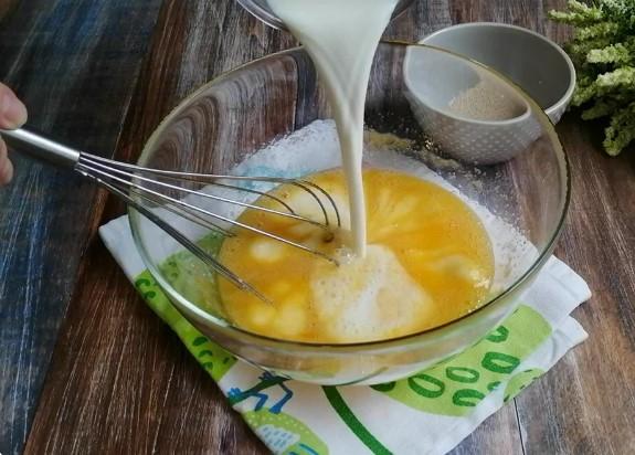 Пиріг на Великдень з родзинками, ніжний і повітряний. Приготуємо швидко та просто з доступних продуктів