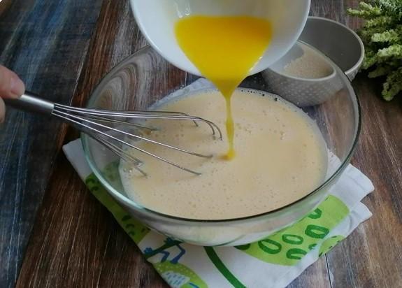 Пиріг на Великдень з родзинками, ніжний і повітряний. Приготуємо швидко та просто з доступних продуктів