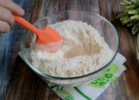 Пиріг на Великдень з родзинками, ніжний і повітряний. Приготуємо швидко та просто з доступних продуктів