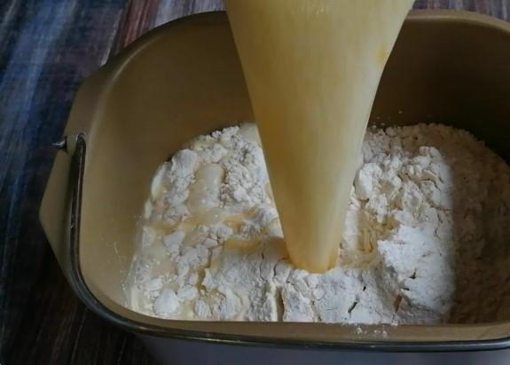 Пиріг на Великдень з родзинками, ніжний і повітряний. Приготуємо швидко та просто з доступних продуктів