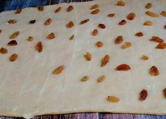 Пиріг на Великдень з родзинками, ніжний і повітряний. Приготуємо швидко та просто з доступних продуктів