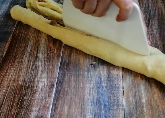 Пиріг на Великдень з родзинками, ніжний і повітряний. Приготуємо швидко та просто з доступних продуктів