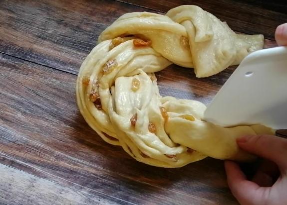 Пиріг на Великдень з родзинками, ніжний і повітряний. Приготуємо швидко та просто з доступних продуктів