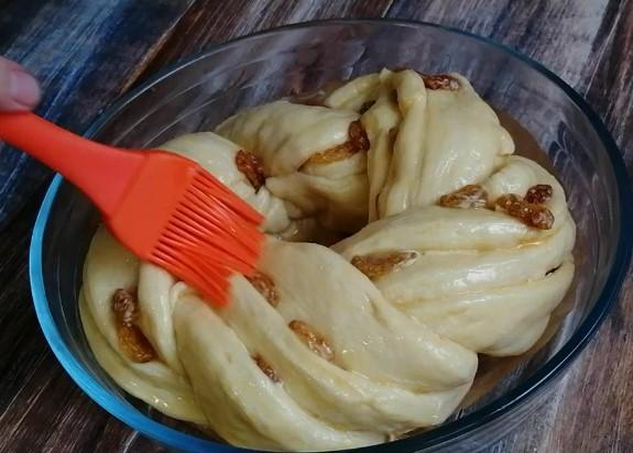 Пиріг на Великдень з родзинками, ніжний і повітряний. Приготуємо швидко та просто з доступних продуктів