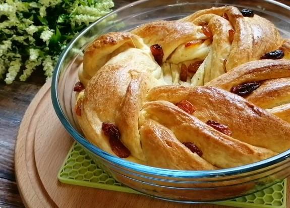 Пиріг на Великдень з родзинками, ніжний і повітряний. Приготуємо швидко та просто з доступних продуктів