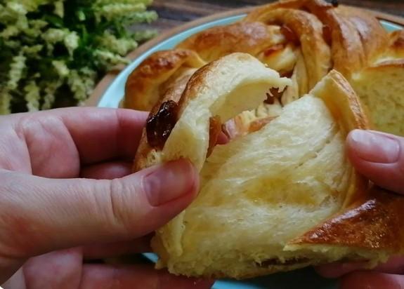 Пиріг на Великдень з родзинками, ніжний і повітряний. Приготуємо швидко та просто з доступних продуктів