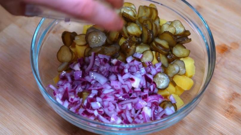 Німецький картопляний салат із маринованими огірками