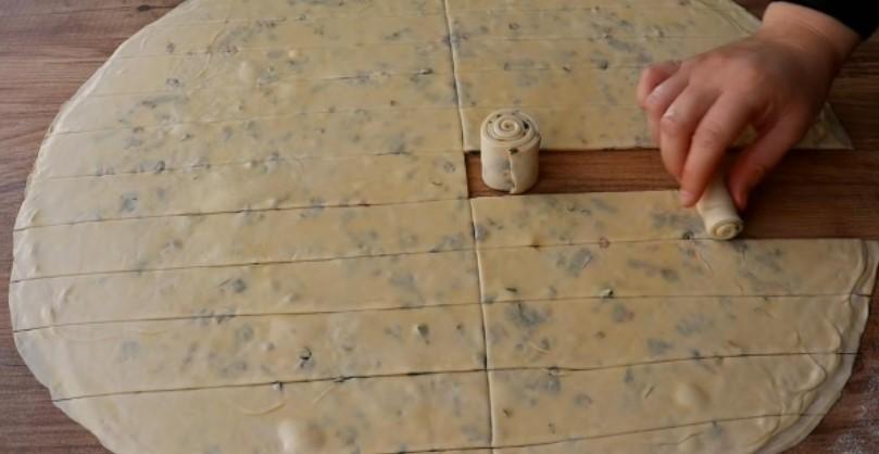 Як приготувати булочки-равлики із зеленою цибулею