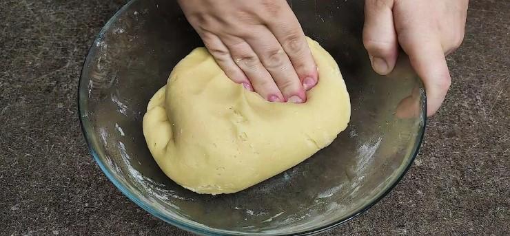 М'які та ніжні молочні коржики: улюблена випічка з нашого дитинства