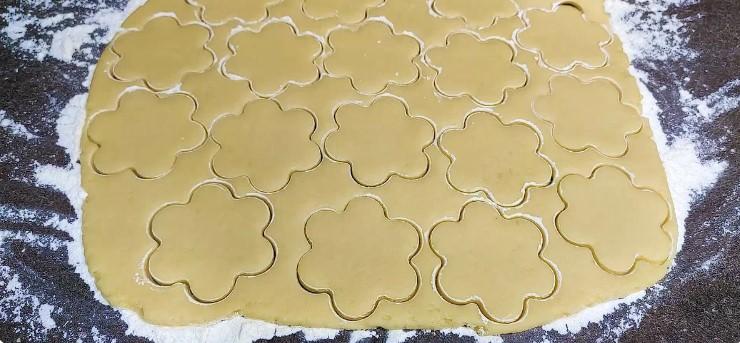 М'які та ніжні молочні коржики: улюблена випічка з нашого дитинства