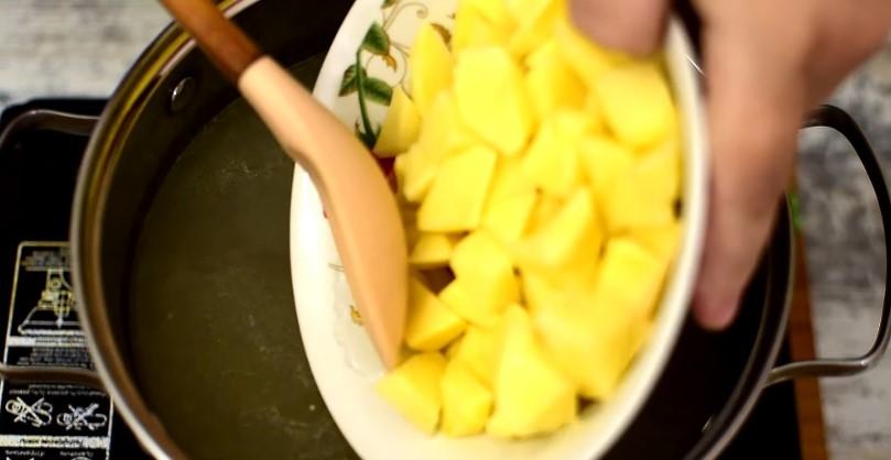 Зелений борщ з кропивою та щавлем