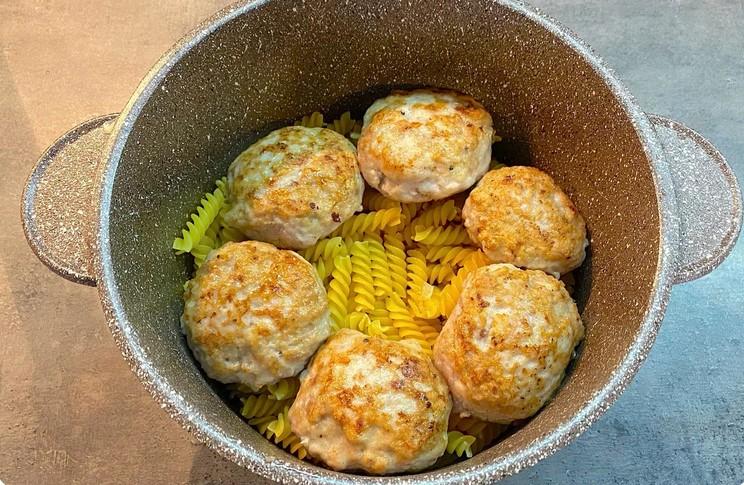 Макарони з ароматом котлет: готую просту страву на кожен день