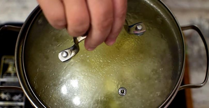 Зелений борщ з кропивою та щавлем