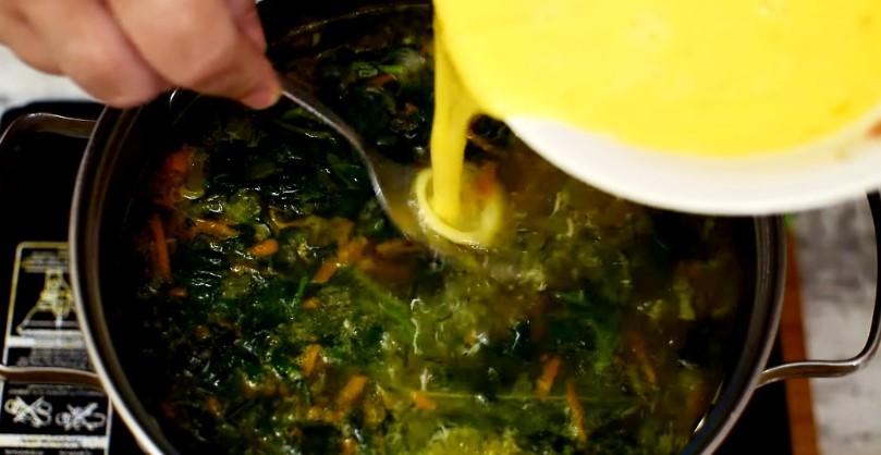 Зелений борщ з кропивою та щавлем