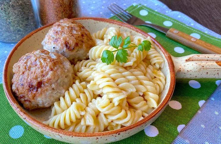Макарони з ароматом котлет: готую просту страву на кожен день