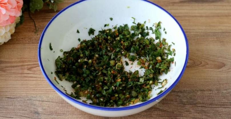 Як приготувати булочки-равлики із зеленою цибулею