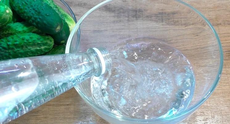 Рецепт найсмачніших малосольних огірків: роблю на мінералці, виходять дуже хрусткі