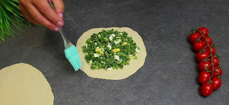 Коли немає фаршу, але є багато зеленої цибулі готую коржики. Так смачно виходить