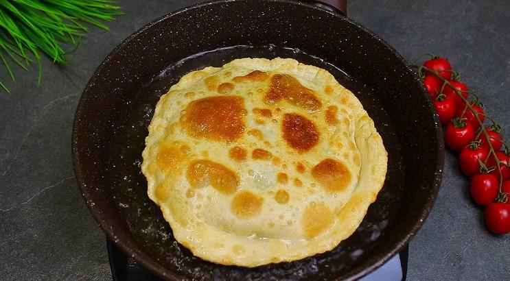 Коли немає фаршу, але є багато зеленої цибулі готую коржики. Так смачно виходить