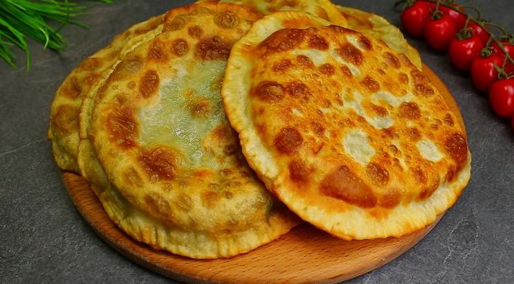 Коли немає фаршу, але є багато зеленої цибулі готую коржики. Так смачно виходить