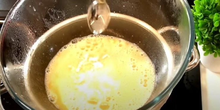 Готовлю торт без духовки за 20 хвилин: медовик на сковороді