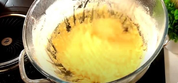 Готовлю торт без духовки за 20 хвилин: медовик на сковороді