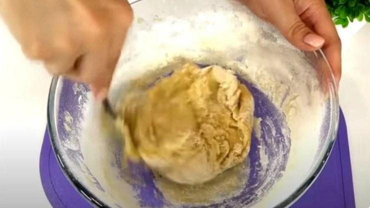 Готовлю торт без духовки за 20 хвилин: медовик на сковороді