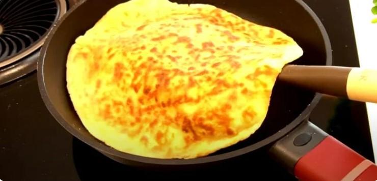 Готовлю торт без духовки за 20 хвилин: медовик на сковороді