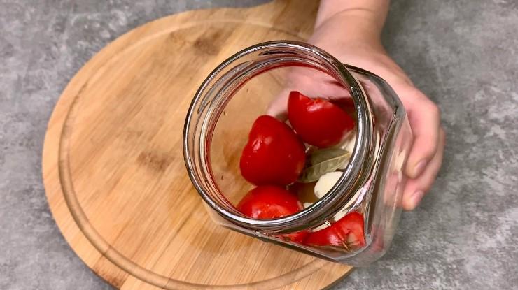 Без варіння та без стерилізації: закриваю помідори на зиму з ароматним базиліком