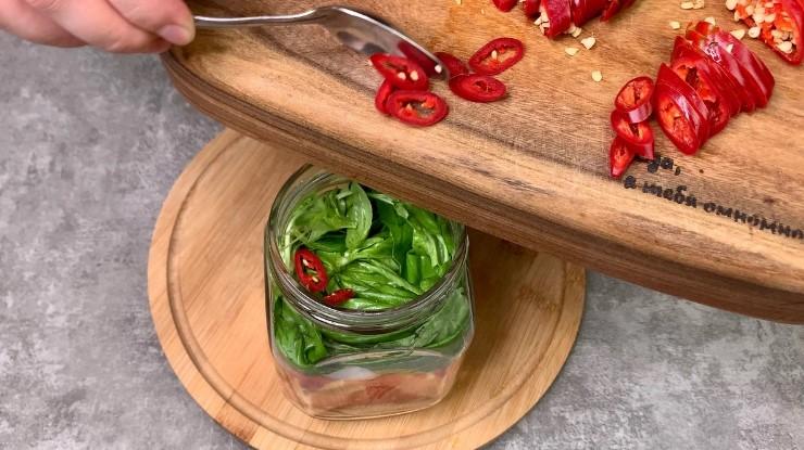 Без варіння та без стерилізації: закриваю помідори на зиму з ароматним базиліком