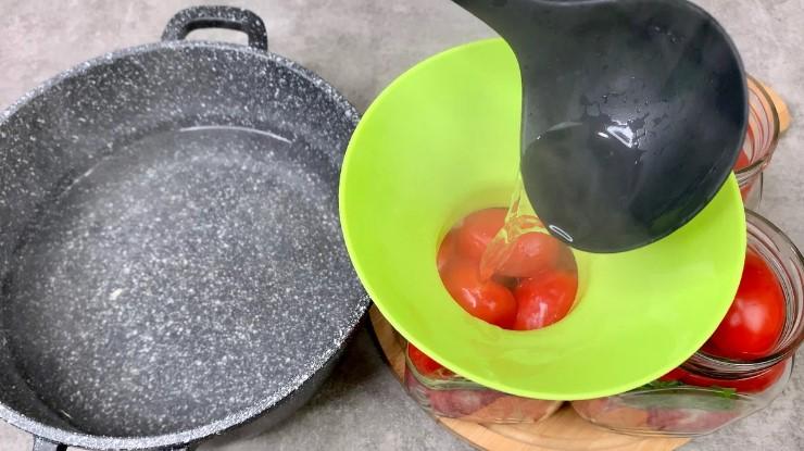 Без варіння та без стерилізації: закриваю помідори на зиму з ароматним базиліком