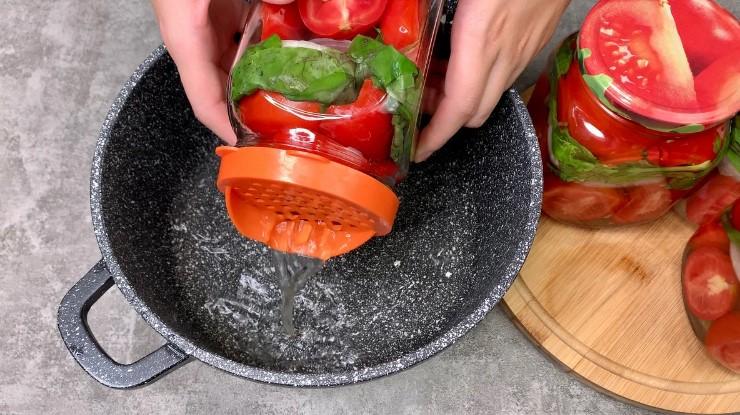 Без варіння та без стерилізації: закриваю помідори на зиму з ароматним базиліком