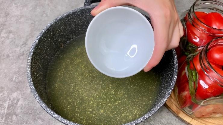 Без варіння та без стерилізації: закриваю помідори на зиму з ароматним базиліком