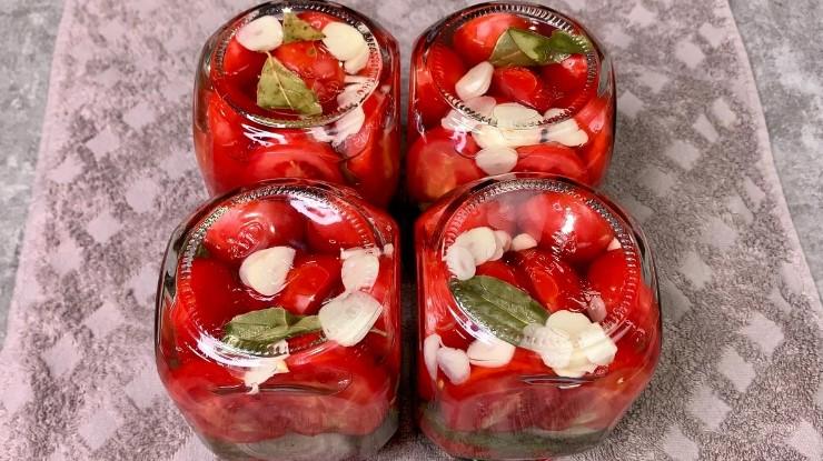 Без варіння та без стерилізації: закриваю помідори на зиму з ароматним базиліком