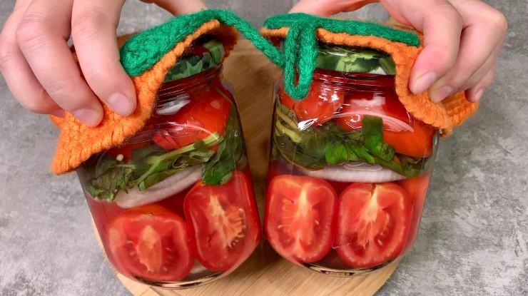 Без варіння та без стерилізації: закриваю помідори на зиму з ароматним базиліком