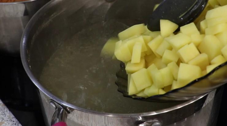 Цей суп мене приємно здивував! Курячий суп із сирними кульками