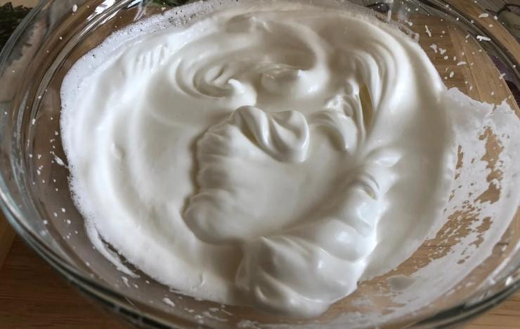 Бісквітний рулет – жодної тріщини. Легкий та ніжний десерт до чаю