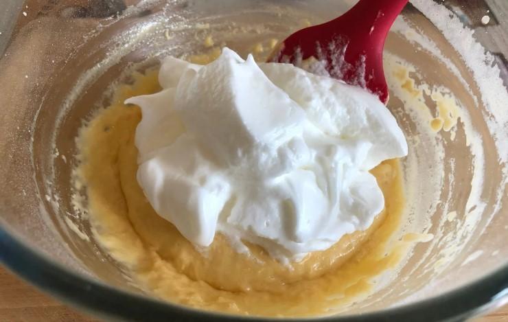 Бісквітний рулет – жодної тріщини. Легкий та ніжний десерт до чаю