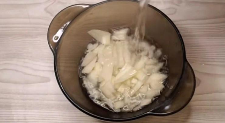 Така "хрумка" закуска з лаваша з'їдається в першу чергу