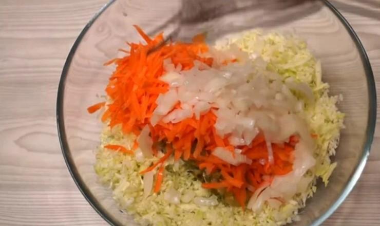 Така "хрумка" закуска з лаваша з'їдається в першу чергу